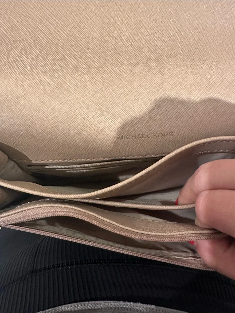 MICHAEL KORS Blush Crossbody Bag - Sleek Leather Shoulder Purse